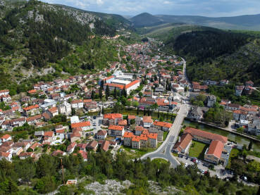Stolac, Bosna i Hercegovina, panorama grada. Snimak dronom grada, kuća, trgova i ulica.