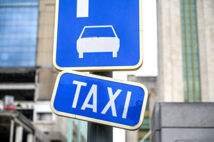 Znak za taksi stajalište u gradu. Taxi stajalište.