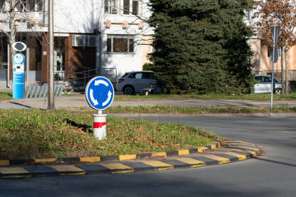 Raskrsnica sa kružnim tokom saobraćaja i saobraćajni znak za kružni tok saobraćaja
