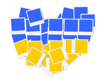 Simboličan prikaz Ukrajinske zastave napravljene od polaroid okvira u obliku srca.