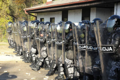Specijalna jedinica policije na demonstracijama. Policajci pod punom opremom i štitovima.