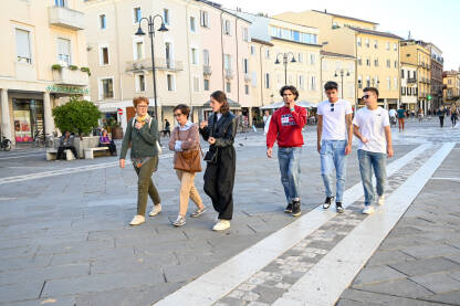 Rimini, Italija: Grupa ljudi šeta ulicom u centru grada.