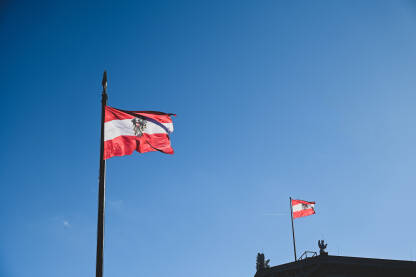 Beč, Austrija: Zgrada austrijskog parlamenta u Beču. Zastave Austrije ispred Parlamenta.