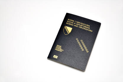 Pasoš - putovnica Bosne i Hercegovine na bijeloj pozadini