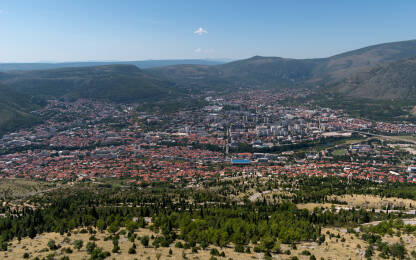 Pogled na Mostar u dolini okružen planinama