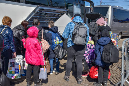 Žene i djeca iz Ukrajine na granici sa Slovačkom. Izbjeglice iz Ukrajine ulaze u autobus i idu ka zemljama Evropske unije.