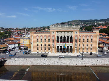 Sarajevo, Bosna i Hercegovina, zgrada Vijećnice. Sarajevo, Bosna i Hercegovina: Gradska vijećnica Sarajeva, snimak dronom. Zgrade u starom gradu.