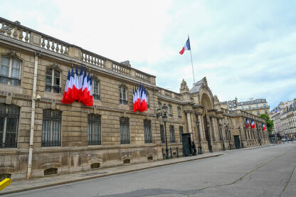 Pariz, Francuska: Elizejska palača, zvanična rezidencija predsjednika Republike Francuske. Francuske zastave na zgradi. Sigurnosne i policijske snage ispred rezidencije.