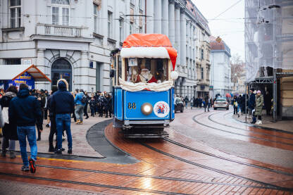 Božićni tramvaj u Zagrebu, vozač je obučen kao Djed Mraz