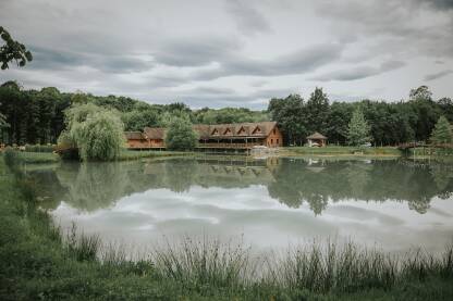 Živopisna fotografija jezera u mjestu Blaževac