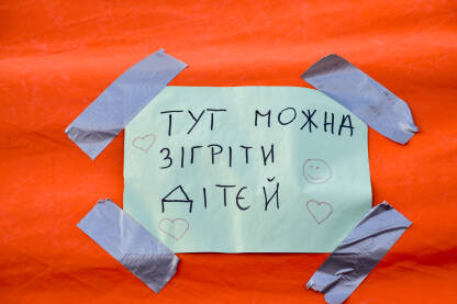 Natpis na jednom od šatora postavljenih na granici Poljske i Ukrajine. Mjesto gdje djeca mogu da se igraju.