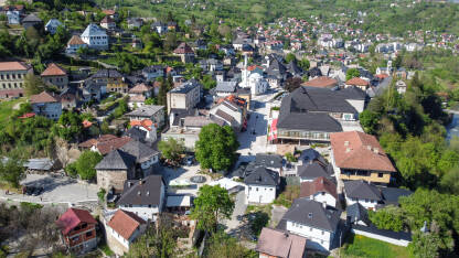 Grad Jajce. Zgrade i ulice u centru grada.