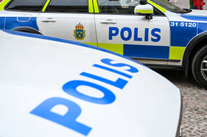 Švedski policijski automobili označeni natpisom POLIS na gradskoj ulici. Patrolno vozilo švedske policije parkirano na ulici u gradu.