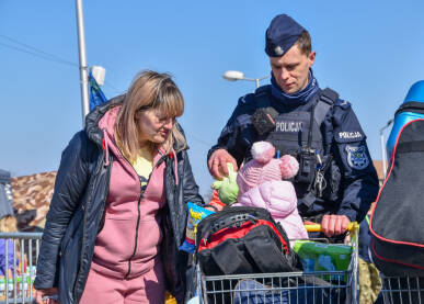 Policajac u Poljskoj pomaže ženi iz Ukrajine i njenoj bebi. Granični prelaz Medyka, Ukrajina-Poljska. Žene i djeca napuštaju Ukrajinu zbog rata.