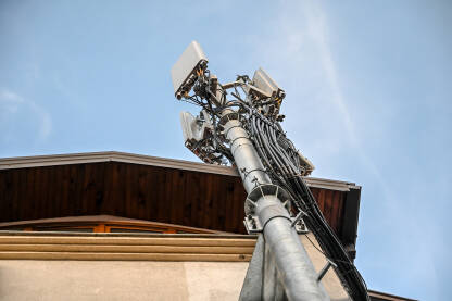 GSM antena na krovu kuće. Telekomunikacione antene na zgradi. GSM antene mogu uzrokovati probleme sa zdravljem.
