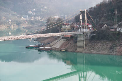 Viseći most preko jablaničkog jezera