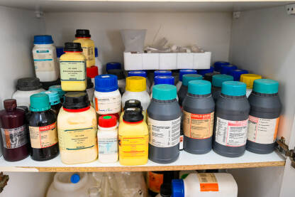 Hemijska laboratorija. Mnogo različitih hemikalija.