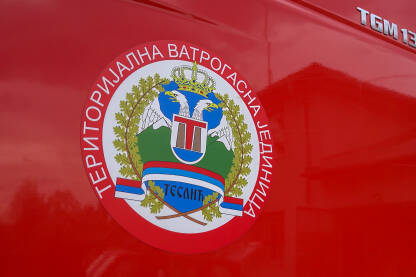 Grb teritorijalne vatrogasne jedinice Teslić na vatrogasnom vozilu.
