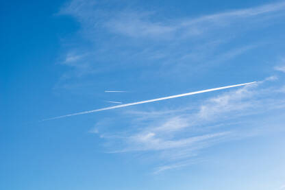Tri aviona na nebu, sa bijelim tragovima