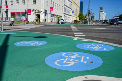 Saobraćajni znak za biciklističku stazu. Simbol bicikla na asfaltnom putu. Put rezervisan za bicikliste. Biciklistička staza.