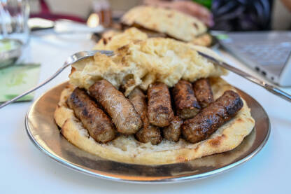 Porcija ćevapa u restoranu. Tradicionalno jelo na Balkanu.