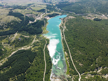 Prelijepo jezero u prirodi, snimak dronom. Jezero između planina. Jezero Mandek, Livno, BiH.