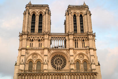 Pariz, Francuska: Katedrala Notre Dame tokom rekonstrukcije. Srednjovjekovna katolička katedrala posvećena Djevici Mariji.