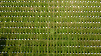 Memorijalni centar Potočari, Srebrenica. Memorijalni centar Potočari, Srebrenica. Mezari u memorijalnom centru, snimak dronom.
