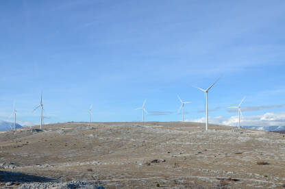 Vjetroturbina. Vjetroelektrane na planini. Vjetroelektrane na brdu. Proizvodnja električne energije. Obnovljiva energija.