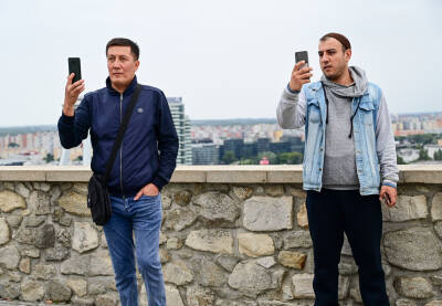 Bratislava, Slovačka: Ljudi fotografiraju mobitelima na dvorcu u starom gradu. Turisti fotografiraju pametnim telefonima.