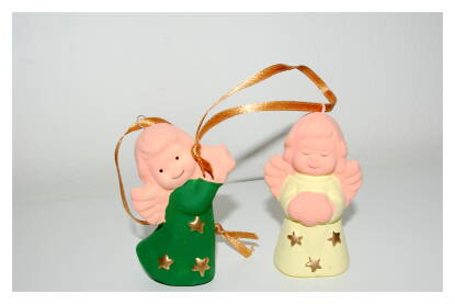 Dve keramične dekorativne figure anđela.