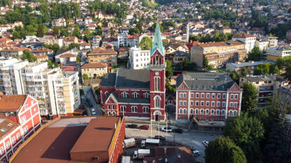 Panorama Sarajeva, snimak dronom. Crkva svetog Ante.