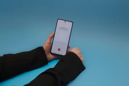 Žrtva nasilja poziva sigurnu kuću. Sklonište za žrtve nasilja. 

Fotografija besplatna za ilustrovanje medijskih sadržaja o nasilju, svako drugo korištenje je zabranjeno.

Autorka: Amira Skopljak