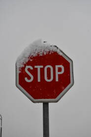 Saobraćajni znak STOP prekriven snijegom
