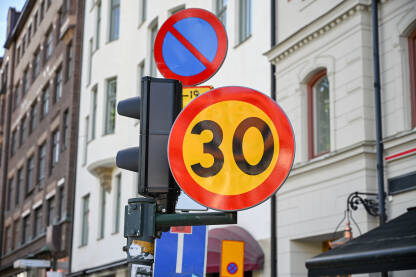 Znak ograničenja brzine od 30 kilometara na sat u urbanom području. Žuti saobraćajni znak s crvenim okvirom i brojem 30 za ograničenje brzine. Saobraćajni znak koji označava ograničenje brzine u gradu