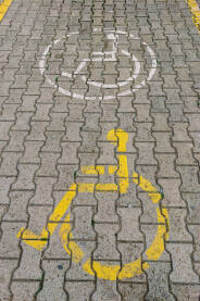 Znak za parking mjesta rezervisana za osobe sa invaliditetom na parkingu.