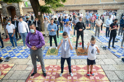 Ljudi se mole u džamiji. Bajram namaz.