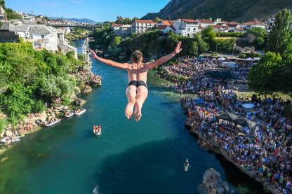 Skakač skače u rijeku Neretvu sa Starog mosta u Mostaru, Bosna i Hercegovina.