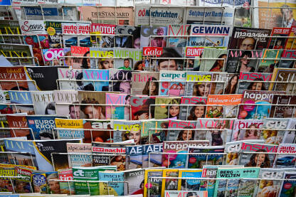 Novine i časopisi na kiosku u Austriji. Sedmični i mjesečni magazini na štandu.