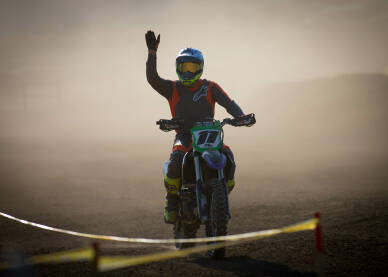 Vozač cross motora tokom trke. Motocross trka. Takmičenje u vožnji cross motora