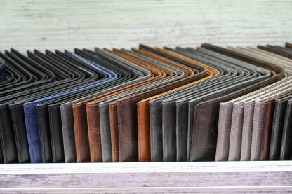 Kolekcija kožnih novčanika na prodaju na lokalnoj pijaci. Asortiman elegantnih kožnih novčanika.