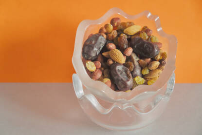 Mješavina orašastih plodova: badem i kikiriki, plod hurme,sjemenke suhog grožđa, brusnica, ukusan je i zdrav međuobrok za svaku priliku