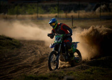 Vozač cross motora tokom trke. Motocross trka. Takmičenje u vožnji cross motora.