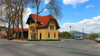 Zgrada željezničkog kolodvora Bistrik izgrađena je nakon što su austro-ugarske vlasti 1882. godine izgradile željezničku prugu u Sarajevu, Slavonskom Brodu i Budimpešti.