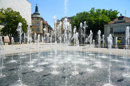 Subotica, Vojvodina, Srbija: Fontana na gradskom trgu. Voda u fontani u gradu.