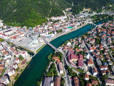 Konjic i rijeka Neretva, Bosna i Hercegovina, snimak dronom. Konjic je grad i općina u BiH. Planina Prenj u daljini.