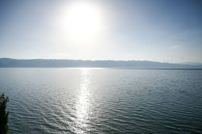 Ohridsko jezero, Sjeverna Makedonija, panorama. Ohridsko jezero smješteno je na granici Sjeverne Makedonije i Albanije.