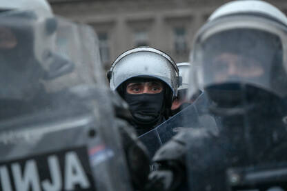 Policija pod punom opremom, na studentskim protestima u Beogradu Policajci za šlemovima i štitovima, spremni za razbijanje studentskih protesta, 15. marta 2025. u Beogradu.