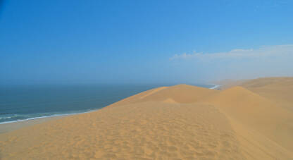 Pustinja i Atlantski okean u Namibiji.