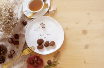 Desert, kandirani kesten u tanjiru na stolu posluzen uz čaj